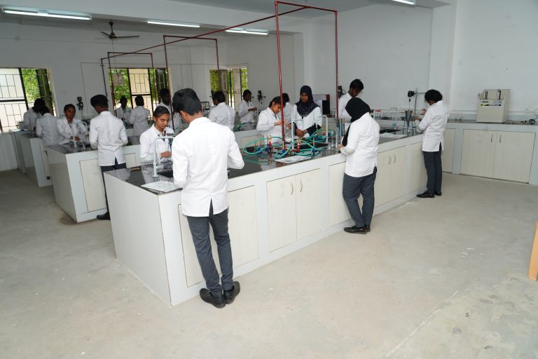 Students in medicinal chemistry lab
